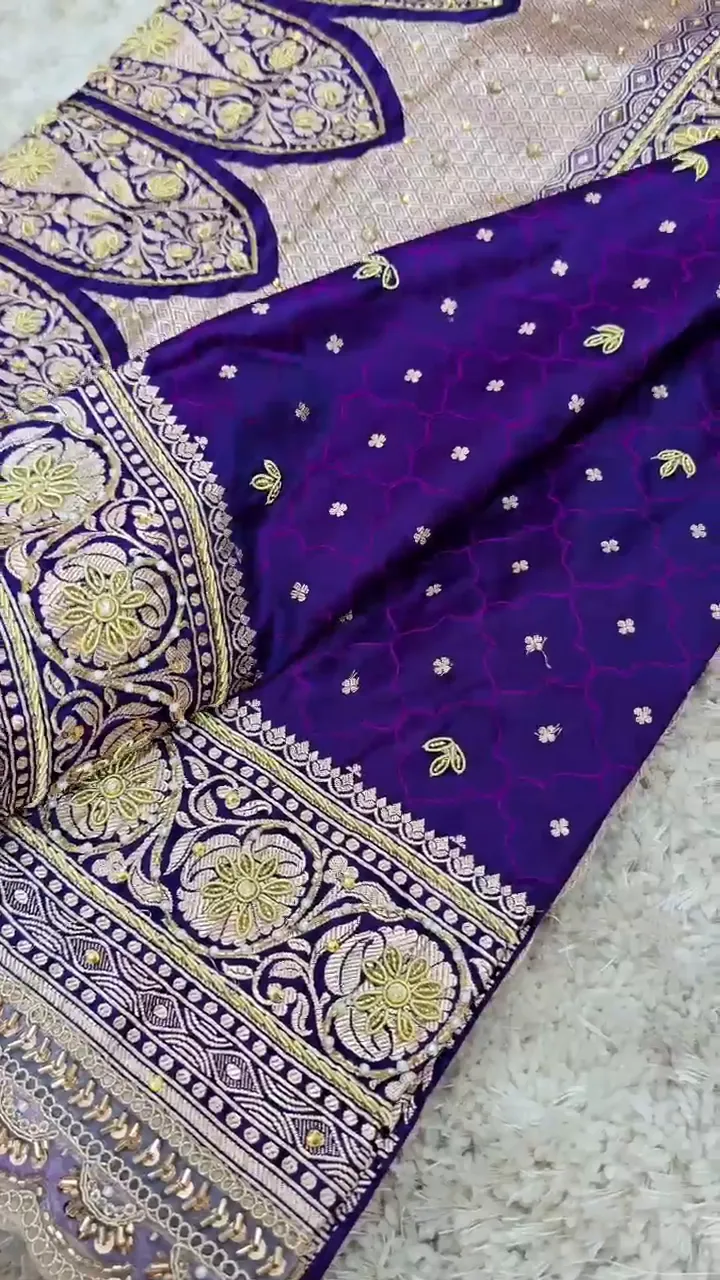 Video of the indigo & cream banarasi mashru silk dardozi saree showing the drape and zari