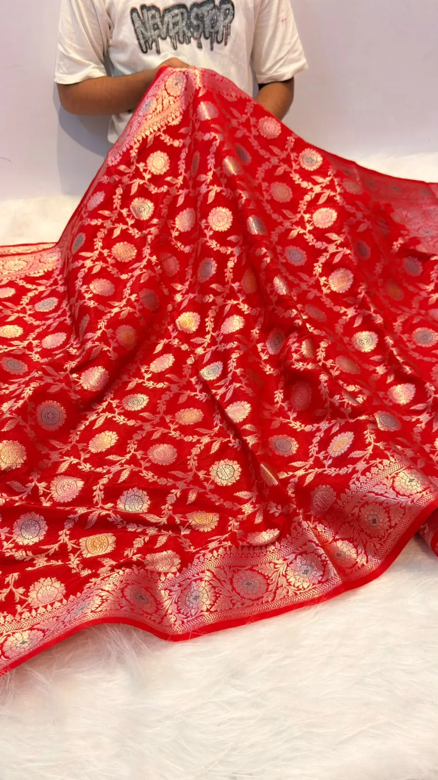 Red banarasi katan silk meenakari jaal saree, view 5